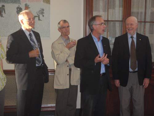 L'abbé Mario Côté, recteur du Grand Séminaire de Québec, s'adressant aux prêtres et séminaristes. Le nouveau Supérieur général, le chanoine Jacques Roberge est le premier à gauche. L'abbé Mario Côté, recteur du Grand Séminaire de Québec, s'adressant aux prêtres et séminaristes. Le nouveau Supérieur général, le chanoine Jacques Roberge est le premier à gauche.