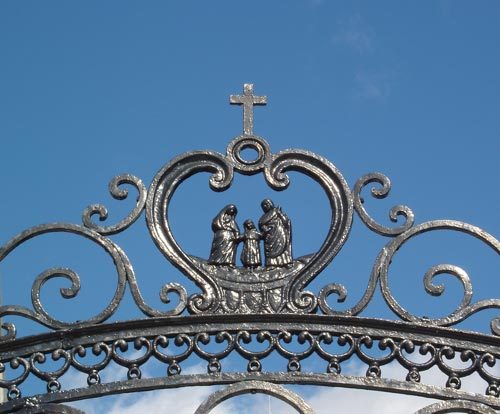 La Sainte Famille, patronne du Séminaire de Québec, sur la grille d'entrée du Vieux Séminaire au 1, rue de la Fabrique à Québec
