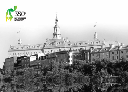 Le pavillon Camille-Roy derrière le logo des fêtes du 350 anniversaire de la fondation du Séminaire de Québec