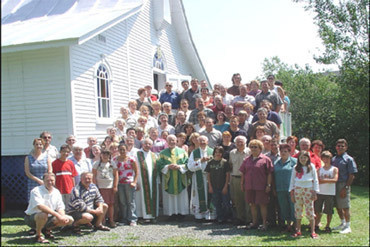 Le prêtre avec la communauté ecclésiale locale