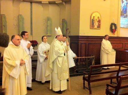 Mgr Gérald C. Lacroix au tombeau du bienheureux François de Laval, fondateur du Séminaire de Québec et premier évêque de Québec