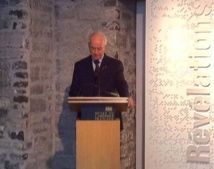 Le Supérieur général du Séminaire de Québec durant son allocution pour l'ouverture de l'exposition du 350e du Séminaire sur les beaux-arts au MCQ le 5 mars 2013