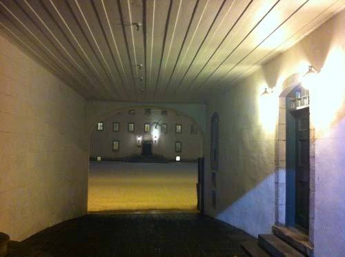 Le passage de la porte cochère qui ouvre sur la Cour du Vieux Séminaire de Québec, symbole des passages vécus et à vivre par cette vénérable institution.  (Photo H. Giguère)