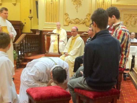 Mgr Gérald C. Lacroix lors du lavement des pieds le Jeudi Saint 28 mars 2013 à la Basilique-cathédrale Notre-Dame de Québec (Photo H. Giguère)