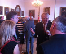 Le président des Fêtes du 350e, l'abbé Louis Bouchard avec des personnes invitées. (Photo H. Giguère)