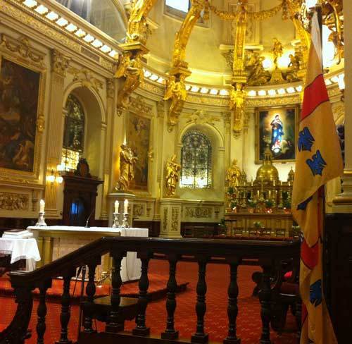 Choeur de la Basilique-cathédrale Notre-Dame de Québec avec le drapeau du Séminaire de Québec reproduisant les armes du fondateur, Mgr de Laval (Photo H. Giguère)