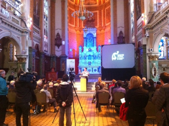 Olivier Dufour s'adressant aux journalistes et aux invités à la Chapelle du Musée de l'Amérique française (l'ancienne Chapelle extérieure du Séminaire de Québec)