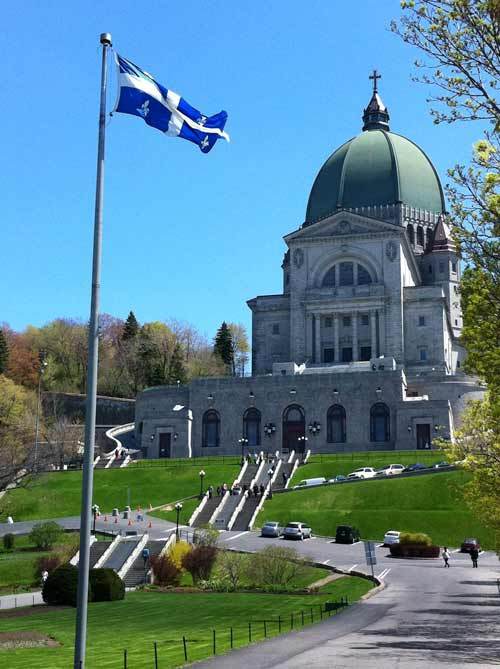 Le drapeau du Québec en face de l'Oratoire Saint Joseph du Mont Royal à Montréal. Photo H. Giguère