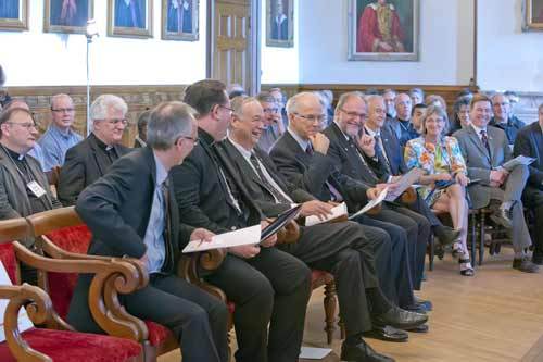 L'abbé Mario Côté, Mgr Lacroix, M. Denis Brière, M. le chanoine J. Roberge, l'abbé Gilles Routhier. Photo Daniel Abel.