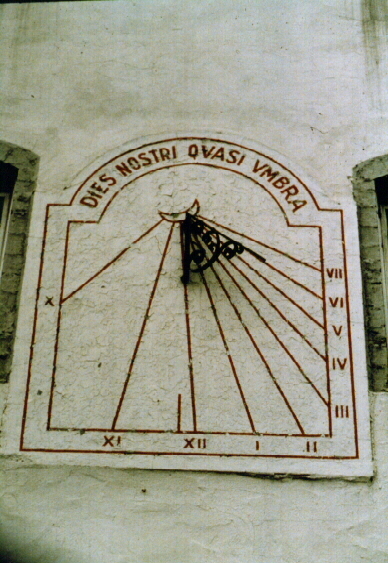 Le cadran solaire de la Cour du Séminaire de Québec avec l'inscription "Nos jours fuient comme l'ombre" tirée de I Chroniques 29, 15.