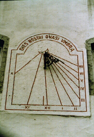 Le cadran solaire de la Cour du Séminaire de Québec avec l'inscription "Nos jours fuient comme l'ombre" tirée de I Chroniques 29, 15. Le cadran solaire de la Cour du Séminaire de Québec avec l'inscription "Nos jours fuient comme l'ombre" tirée de I Chroniques 29, 15.