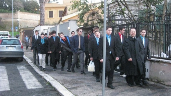 L'abbé Jimmy Rodrique avec les élèves du Petit Séminaire diocésain de Québec lors d'un pèlrinage à Rome en mars 2013