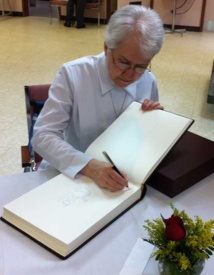 La prieure générale, soeur Raymonde Dussault, signe le Livre d'or des fêtes du 350e anniversaire de fondation du Séminaire de Québec (Photo H. Giguère) La prieure générale, soeur Raymonde Dussault, signe le Livre d'or des fêtes du 350e anniversaire de fondation du Séminaire de Québec (Photo H. Giguère)