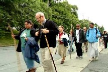 Le cardinal en pélerinage avec des jeunes adultes