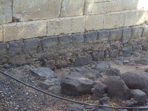 Les pierres de l'ancienne Synagogue de Capharnaüm où Jésus a prêché après avoir quitté Nazaeth  (Crédts photo : H. Giguère)