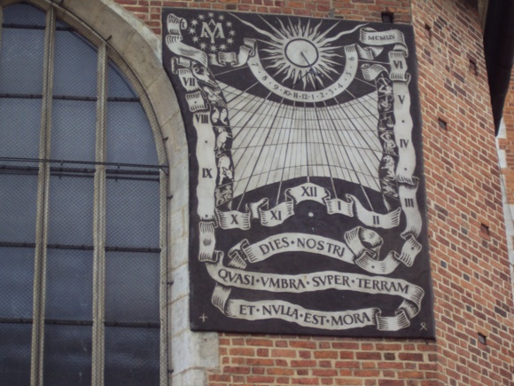 "Nos jours passent comme l'ombre..." Cadran solaire de la cathédrale de Cracovie (Photo H. Giguère) "Nos jours passent comme l'ombre..." Cadran solaire de la cathédrale de Cracovie (Photo H. Giguère)