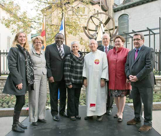 Julie Lemieux, Agnès Maltais, Maka Koto, Lucienne Cornet, Mgr Maurice Couture, abbé Jacques Roberge, Françoise Mercure, Régis Labeaume (Photo Daniel Abel)