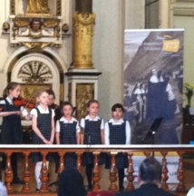 Les élèves de l'École des Ursulines animent le lancement des fêtes du 375e des Ursulines et des Augustines avec leur chant et leur musique.