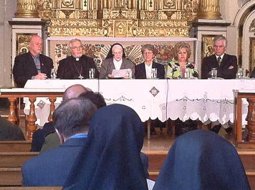 Les intervenants lors du lancement officiel du 375e des Ursulines et des Augustines. Dans l'ordre habituel, le Grand chef de la Nation Huronne-Wendat,  Konrad H. Sioui,  Mgr Gaétan Proulx, évêque auxiliaire à Québec représentant le cardinal Lacroix, Soeur Hélène Marquis, supérieure générale de la Fédération des Augustines, soeur Louis Gosselin, supérieure générale des Ursulines, madame Michelle Morin-Doyle, maire suppléant représentant le maire Régis Labeaume, monsieur Raymond Brodeur, directeur du Centre d'études Marie de l'Incarnation