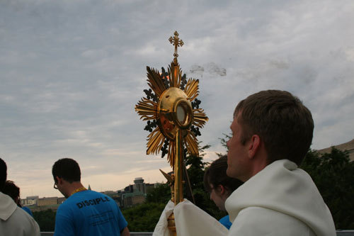 Procession du Très Saint Sacrement à la Montée Jeunesse d'Ottawa en 2010