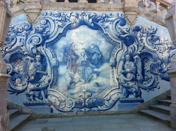 Superbe mur d'azulejos - un azulejos ou azuléjos désigne en Espagne et au Portugal un carreau ou un ensemble de carreaux de faïence décorés et ornés de motifs géométriques ou de représentations figuratives comme ici où on a représenté le couronnement de la Vierge dans l'escalier monumental de 686 marches du sanctuaire de Notre-Dame des Remèdes à Lamego au Portugal.(Crédits photo : H. Giguère)