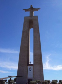 Le Cristo Rei (Christ Roi en français) est un monument portuguais commencé en 1949 et inauguré en 1959. Il est situé dans la municipalité d'Almada au Portugal. Surplombant le pont du 25 Avril, il fait face à la ville de Lisbonne (Crédits photo : H. Giguère). Le Cristo Rei (Christ Roi en français) est un monument portuguais commencé en 1949 et inauguré en 1959. Il est situé dans la municipalité d'Almada au Portugal. Surplombant le pont du 25 Avril, il fait face à la ville de Lisbonne (Crédits photo : H. Giguère).