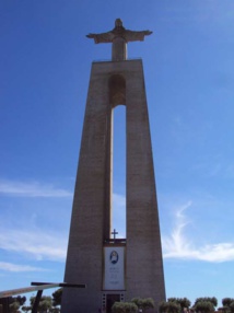 Le Cristo Rei (Christ Roi en français) est un monument portuguais commencé en 1949 et inauguré en 1959. Il est situé dans la municipalité d'Almada au Portugal. Surplombant le pont du 25 Avril, il fait face à la ville de Lisbonne (Crédits photo : H. Giguère).
