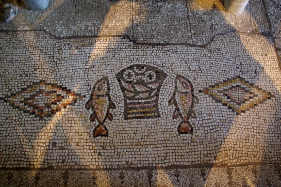 Tabgha en Galilée : Mosaïque de l'église de la multiplication des pains. Le cinquième pain est...sur l'autel, bien entendu. Tabgha en Galilée : Mosaïque de l'église de la multiplication des pains. Le cinquième pain est...sur l'autel, bien entendu.