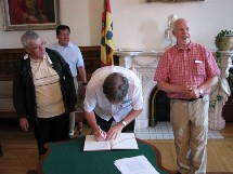 Le Père Michel Gérard, supérieur général des eudistes, signant le Livre d`Or du Séminaire de Québec Le Père Michel Gérard, supérieur général des eudistes, signant le Livre d`Or du Séminaire de Québec