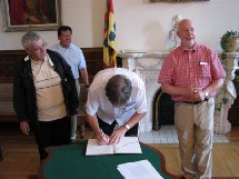 Le Père Michel Gérard, supérieur général des eudistes, signant le Livre d`Or du Séminaire de Québec