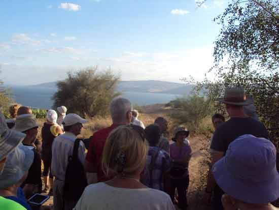 Pèlerins sur le Mont des Béatitudes en Palestine (Crédits photo : H. Giguère)