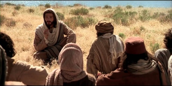 Jésus instruisant ses disciples sur la montagne (Image tirée de la Chaine YouTube La Bible Dit TV Domaine public) Jésus instruisant ses disciples sur la montagne (Image tirée de la Chaine YouTube La Bible Dit TV Domaine public)