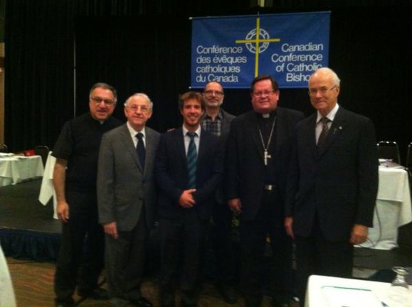 Sur la photo on voit de gauche à droite le père Tom Rosica, président et directeur général de Télévision Sel + Lumière, le chanoine Jacques Lemieux, vice-postulateur de la Cause de François de Laval, Charles LeBourgeois, producteur, Cyril-Gauvin Francoeur, réalisateur, le cardinal Gérald Lacroix, archevêque de Québec et le chanoine Jacques Roberge, supérieur général du Séminaire de Québec (crédits photo Sel + Lumère)