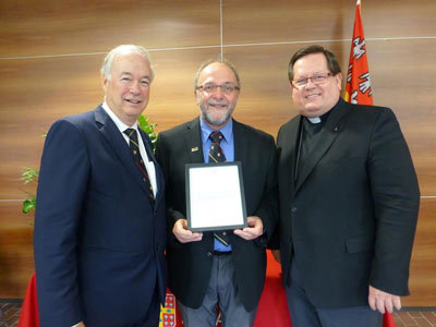 De gauche à droite, monsieur Denis Brière, recteur, monsieur l'abbé Gilles Routhier, doyen et le cardinal Lacroix, archevêque de Québec lors de la remise des statuts canoniques au Doyen de la Faculté de théologie et de sciences religieuses le 23 septembre 2014 (Crédits photo Université Laval)