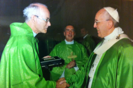 Le chanoine Jacques Roberge, supérieur général du Séminaire de Québec et le pape François