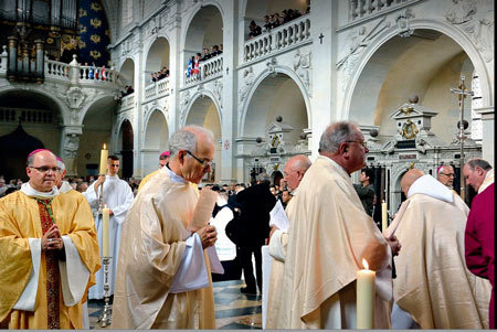 Photo prise le 8 octobre 2014 au Prytanée militaire de La Flèche, anciennement le Collège jésuite de La Flèche où a étudié saint François de Laval. De gauche à droite, Mgr Denis Grondin, évêque auxiliaire de Québec, monsieur le chanoine Jacques Roberge, supérieur général du Séminaire de Québec. (Crédits photo Daniel Abel)