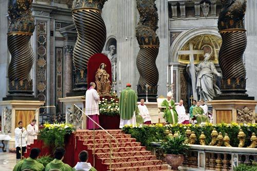 Le cardinal Gérald C. Lacroix s'adressant au pape François de la messe d'action de grâces pour la canonisation de François de Laval et Marie de l'Incarnation le 12 octobre 2014 (crédits photo Daniel Abel)