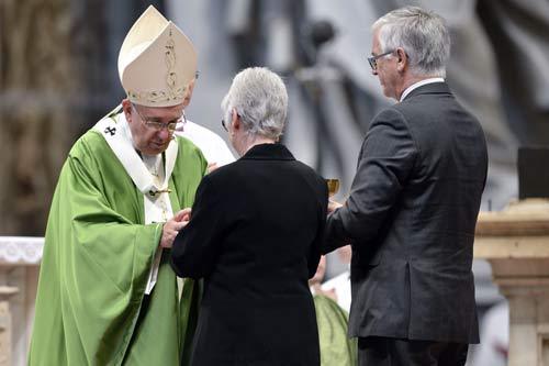 Raymond Brodeur et son épouse remettant le calice et la patène au pape lors de la procession des offrandes (crédits photos Daniel Abel)