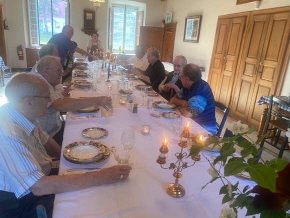 Repas de fête à Petit Cap (Crédits photo :  H. Giguère) Repas de fête à Petit Cap (Crédits photo :  H. Giguère)