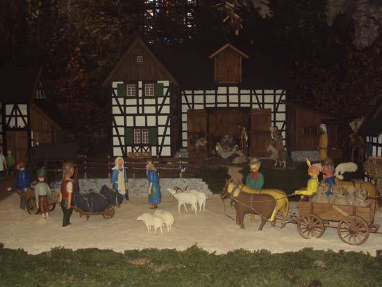 Crèche allemande avec les personnages de la vie quotidienne en la Basilique de l'Abbaye de Steinfeld en Allemagne où est le tombeau de saint Hermann Joseph (1150-1241) (Crédits photo Hermann Giguère) Crèche allemande avec les personnages de la vie quotidienne en la Basilique de l'Abbaye de Steinfeld en Allemagne où est le tombeau de saint Hermann Joseph (1150-1241) (Crédits photo Hermann Giguère)