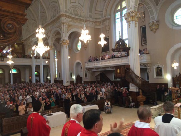 Une partie de l'assemblée lors de l'ordination presbytérale de Laurent Penot et Thomas Malenfant à l'Ancienne Lorette à Québec (Crédits photo H. Giguère)