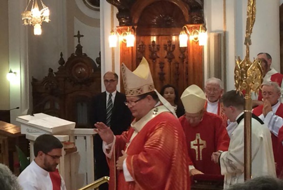 Le cardinal Lacroix imposant les mains à Thomas Malenfant lors de son ordination presbytérale le 29 juin 2015 (Crédits photo H. Giguère)