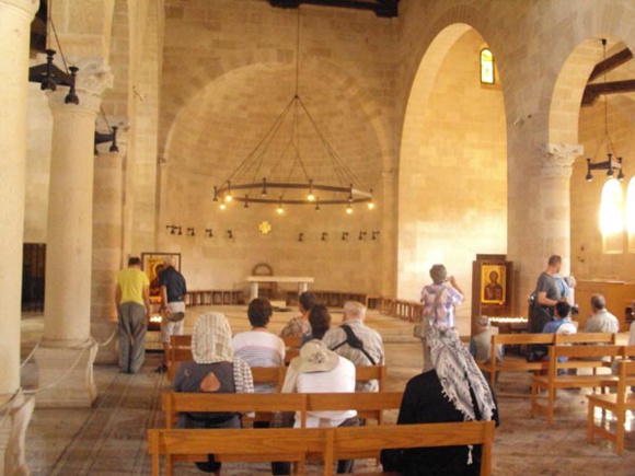 Église de Tabgha  sur la rive nord-ouest du lac de Tibériade, entre Magdala et Capharnaüm sise sur les vestiges d'une église du IVe siècle et d'une basilique du Ve siècle sur le lieu que la Tradition donne comme celui où le Christ a procédé à la multiplication des pains. (Crédits photo H. Giguère)