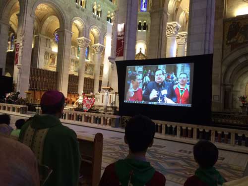 Le cardinal Lacroix s'adressant aux personnes participantes à la messe d'action de grâces pour le 30e anniversaire des Brebis de Jésus (Crédits photo H. Giguère)