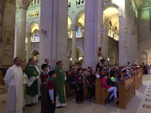 30e anniversaire du mouvement ecclésial "Les Brebis de Jésus" à la basilique Sainte-Anne-de-Beaupré le 27 septembre 2015. Une partie de la foule avec le nonce apostolique, Mgr Luigi Bonazzi (Crédits photo H. Giguère)