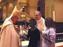 Marietta et Katia Villeneuve, catéchumènes à l'appel décisif le 1 mars 2004 avec le cardinal Ouellet et l'abbé Michel Fournier, curé de la paroisse bienheureux François de Laval à Québec
