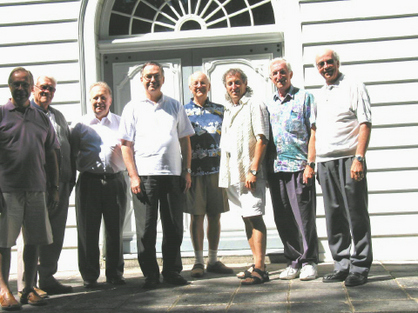 Prêtres retraitants devant la chapelle St-Louis-de-Gonzague au Petit Cap Prêtres retraitants devant la chapelle St-Louis-de-Gonzague au Petit Cap