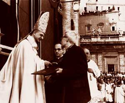 Le pape Paul VI remettant le message aux hommes de pensée et de science au philosophe Jacques Maritain le 8 décembre 1965. Le pape Paul VI remettant le message aux hommes de pensée et de science au philosophe Jacques Maritain le 8 décembre 1965.