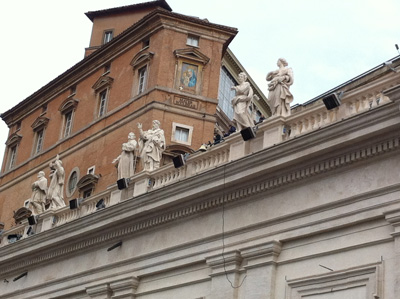 Vu de l'endroit où je me trouvais pour la clôture du concile Vatican II sur la colonnade du Bernin le 8 décembre 1965 (Crédits photo Hermann Giguère 2015)