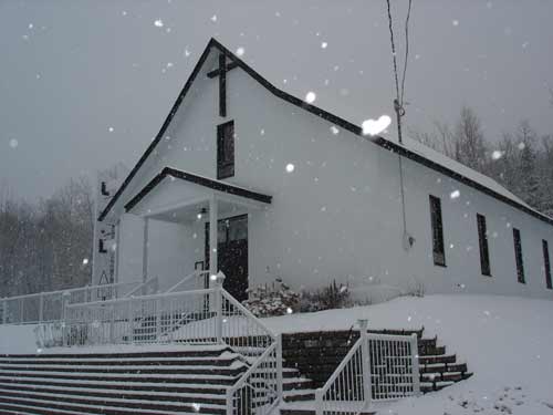Chapelle Notre-Dame du Lac Poulin (Québec) sous la neige (Crédits photo H. Giguère) Chapelle Notre-Dame du Lac Poulin (Québec) sous la neige (Crédits photo H. Giguère)